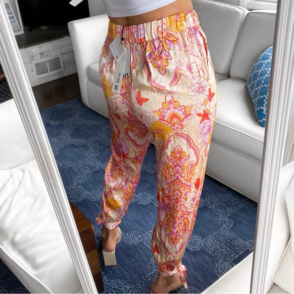 🌸 ZARA PINK MULTI PRINTED SATIN HIGH WAIST ANKLE TIE BAGGY ‘THE SASHA’ PANTS! - Picture 3 of 16